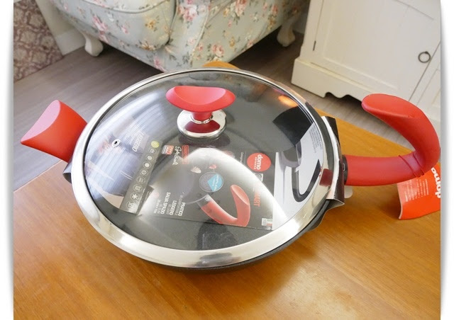 「GZERO 零重力平底鍋」特殊鍋把設計，翻鍋毫不費力